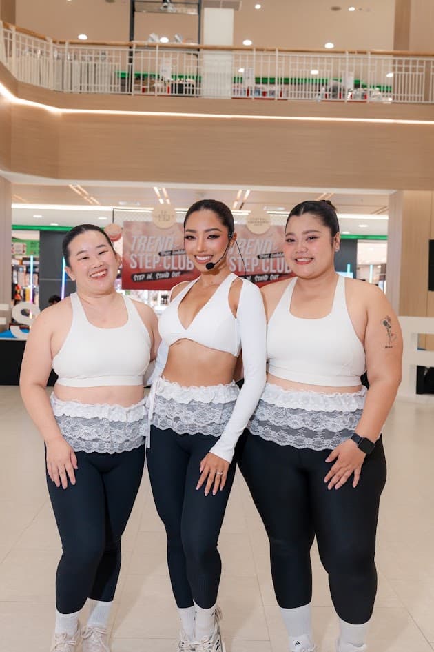 โค้ชมินและผู้ร่วมกิจกรรม FitSummer